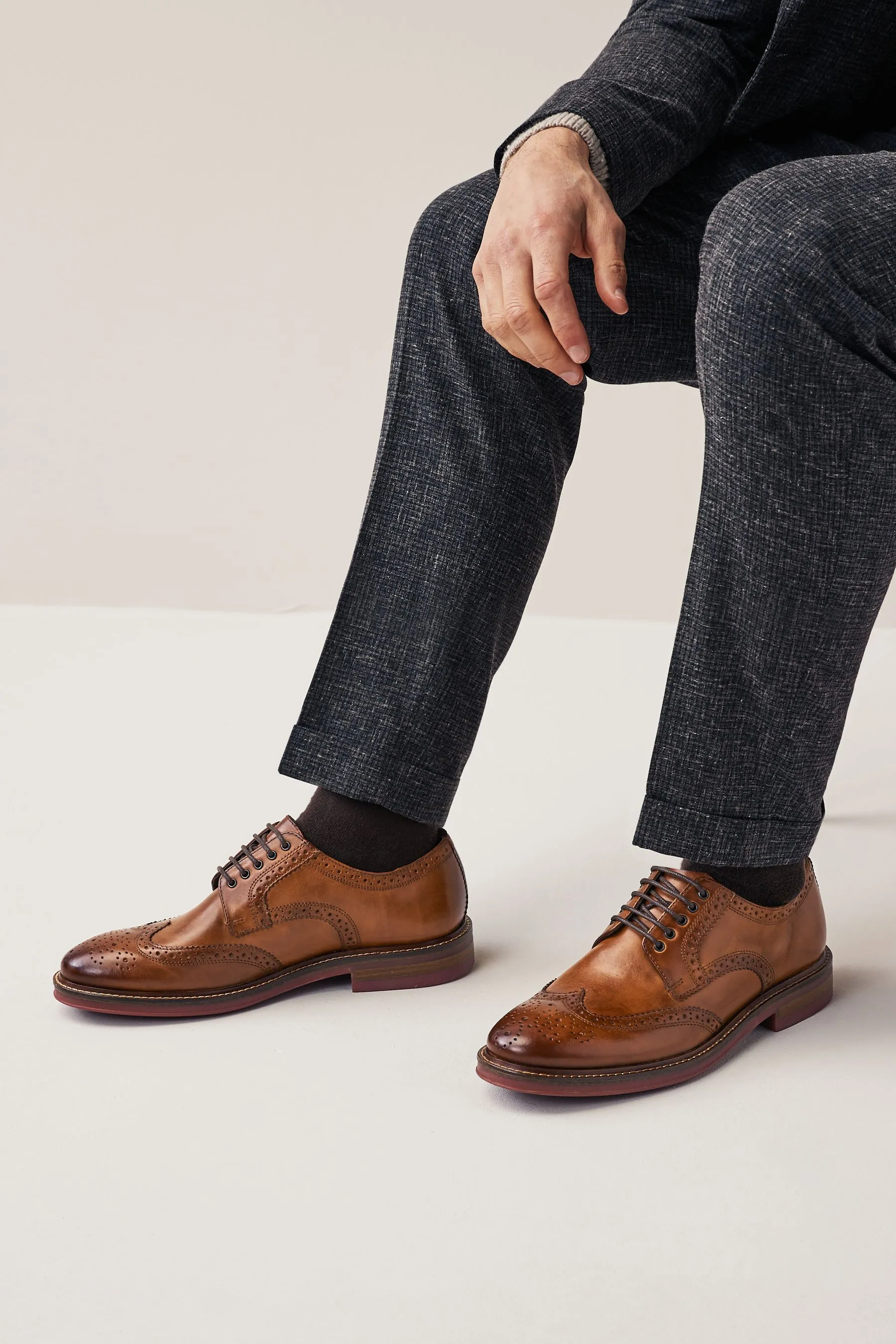 Marrone chiaro   - Scarpe brogue in pelle con suola a contrasto Scarpe
